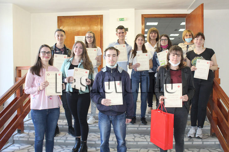 УНСС-Хасково награди изявени студенти и ученици в конкурс за есе